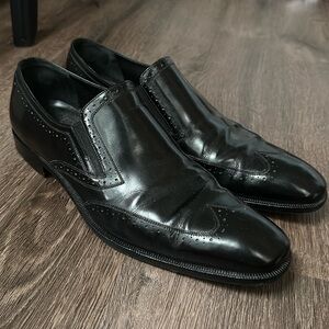 Men’s ferragamo black leather dress shoes size 11.